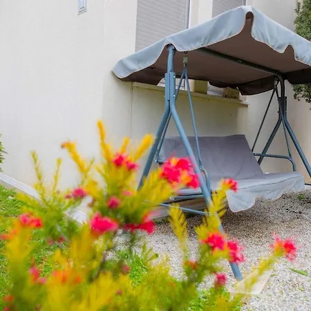 Fani With Lovely Garden , Near The Sea Apartment