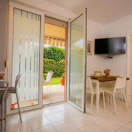 Fani With Lovely Garden , Near The Sea Apartment *