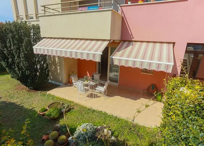 Apartment Fani With Lovely Garden , Near The Sea