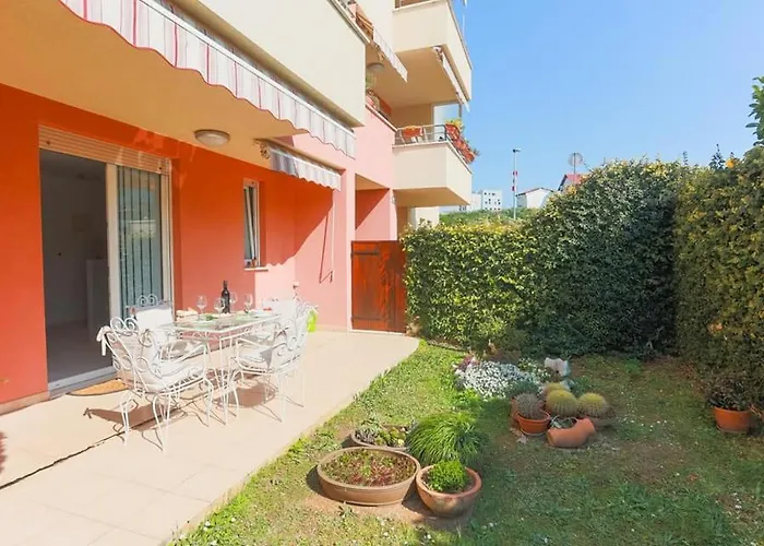 Fani With Lovely Garden , Near The Sea Apartment *