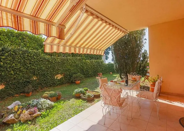 Fani With Lovely Garden , Near The Sea Apartment *