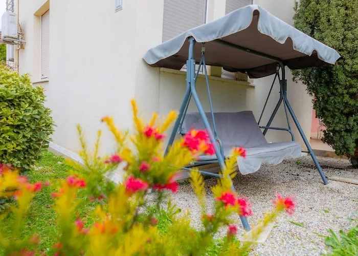 Fani With Lovely Garden , Near The Sea Apartment