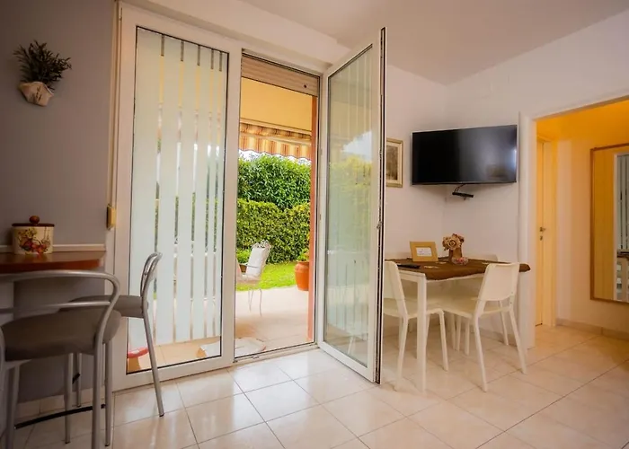 Fani With Lovely Garden , Near The Sea Apartment *