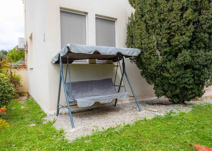 Fani With Lovely Garden , Near The Sea Apartment *