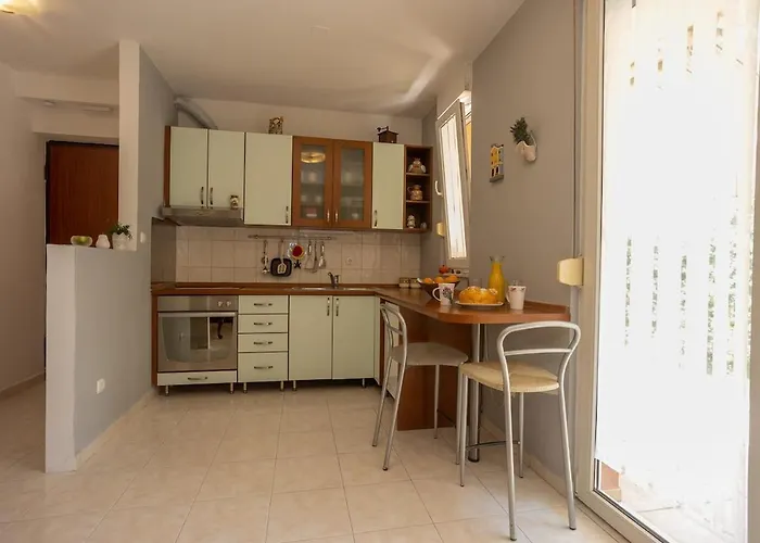 Fani With Lovely Garden , Near The Sea Apartment *