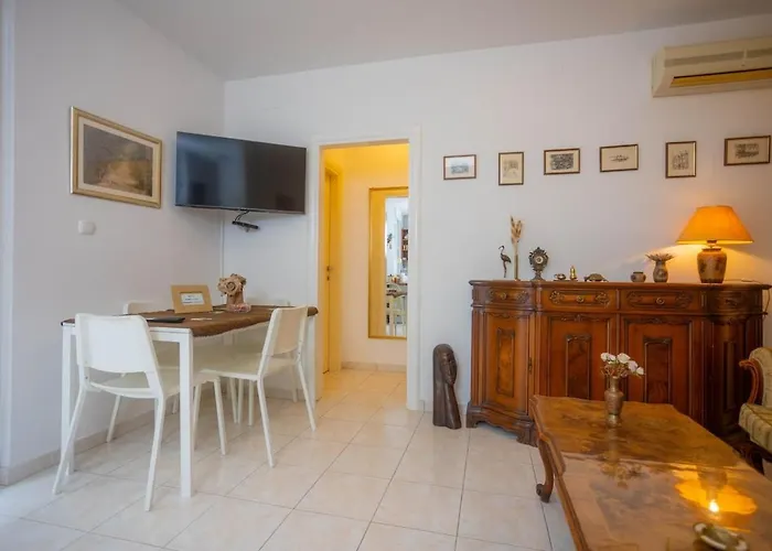 Fani With Lovely Garden , Near The Sea Apartment Split