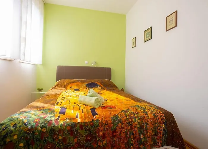 Fani With Lovely Garden , Near The Sea Apartment *