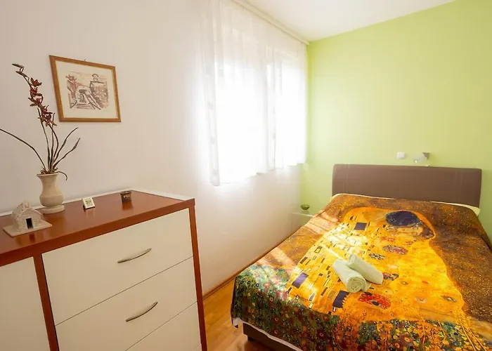 Apartment Fani With Lovely Garden , Near The Sea *