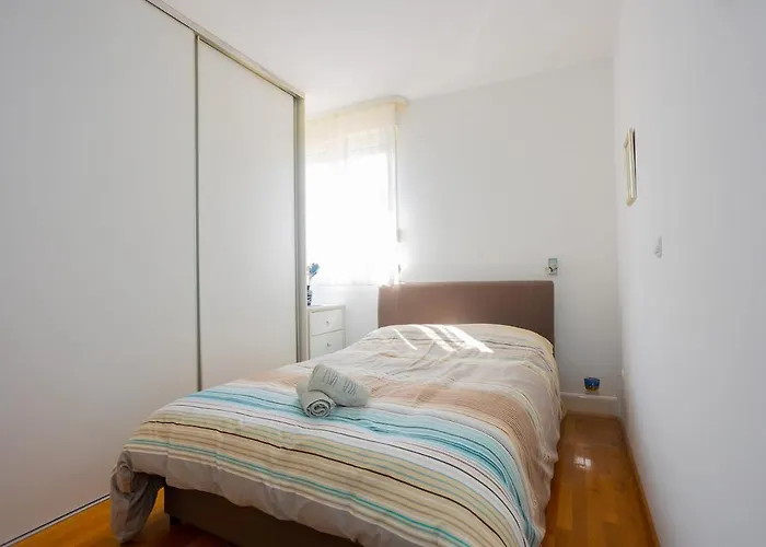 Fani With Lovely Garden , Near The Sea *