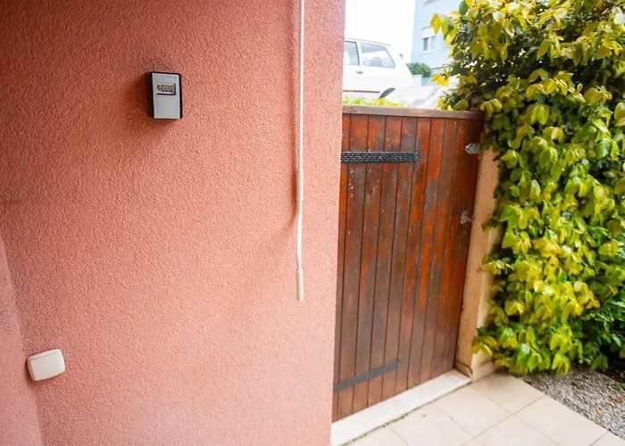 Fani With Lovely Garden , Near The Sea Apartment Split